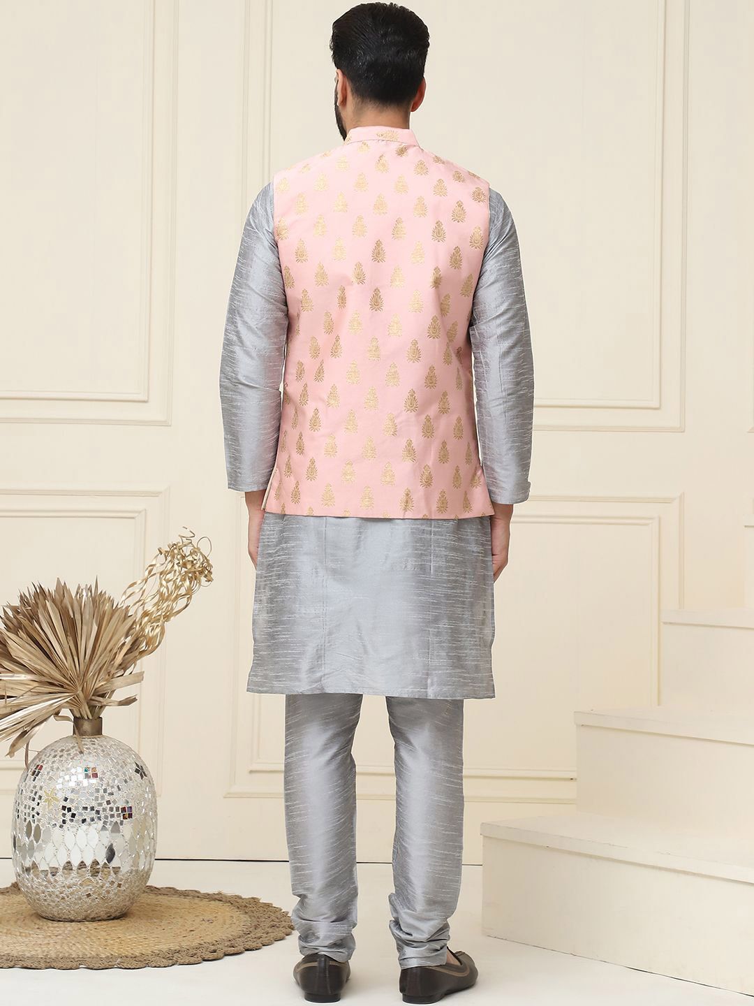 SOJANYA Mandarin Collar Silk Cotton Straight Kurta dengan jaket Churidar & Nehru