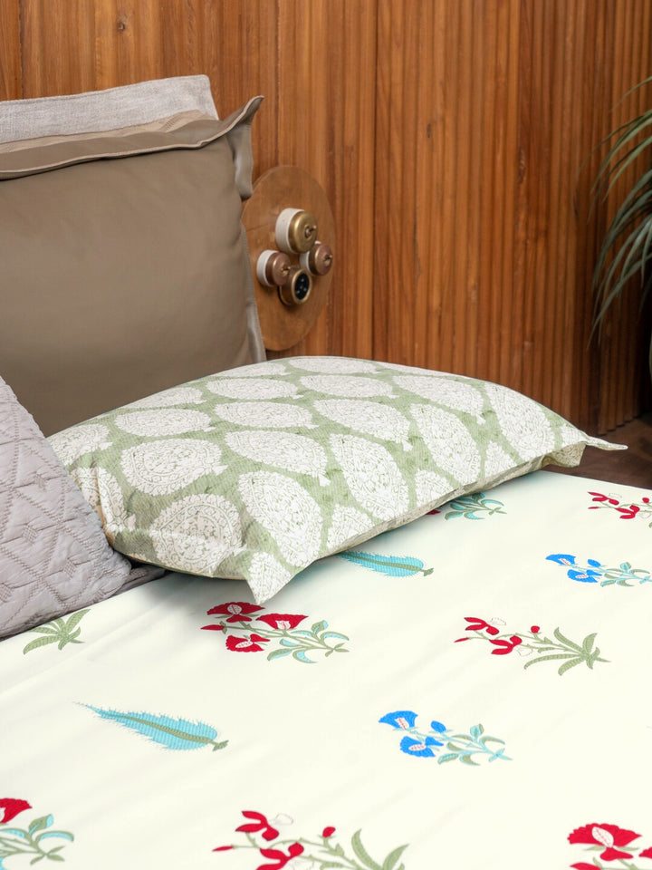 URBAN SPACE Regal White & Red Floral 220 TC Cotton Queen Bedsheet With 2 Pillow Covers