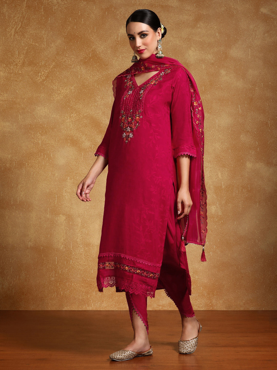 Varanga Women Floral Embroidered Regular Kurta with Trousers & With Dupatta