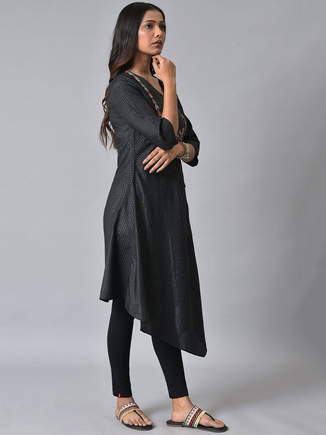 W Geometric Embroidered V-Neck Thread Work Straigth Kurta