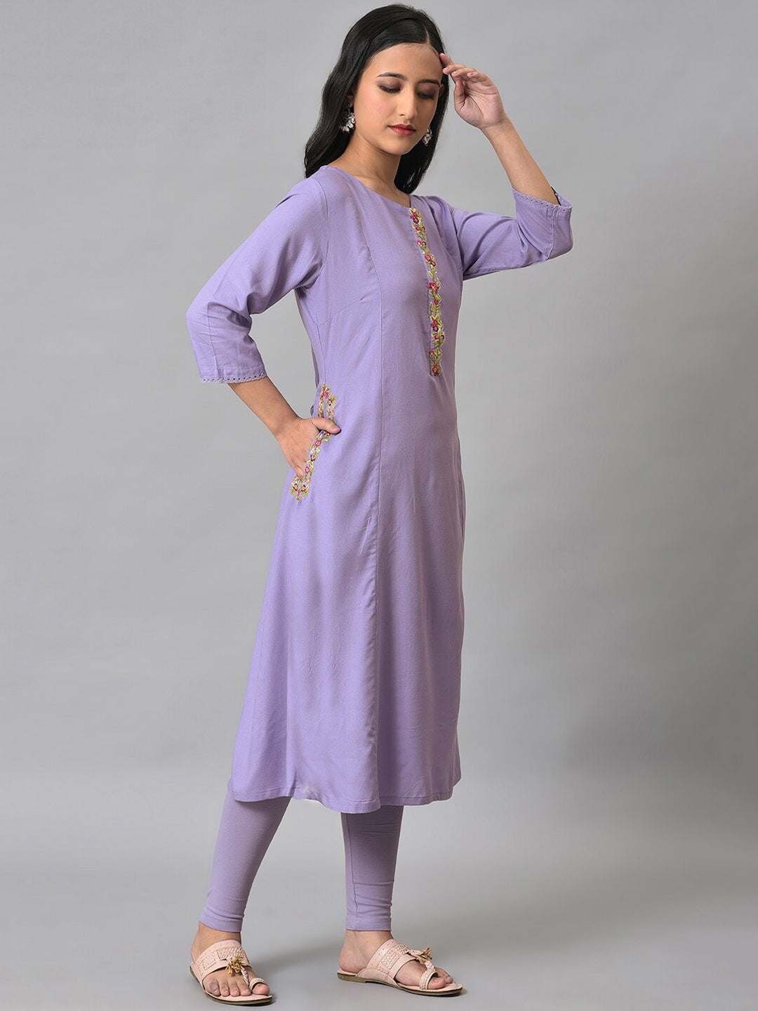 W Women Round Neck Thread Work Kurta