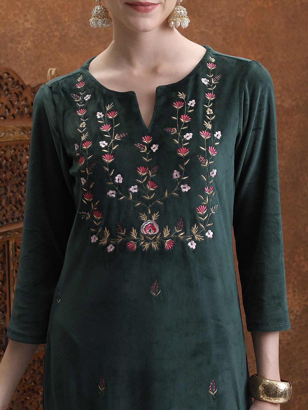 Vishudh Green Floral Embroidered Straight Kurta