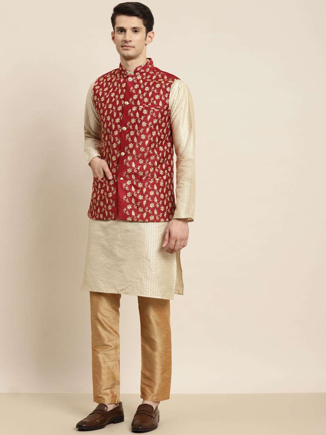 SOJANYA Kurta Berwarna Krim & Merah Lelaki dengan Jaket Churidar & Nehru