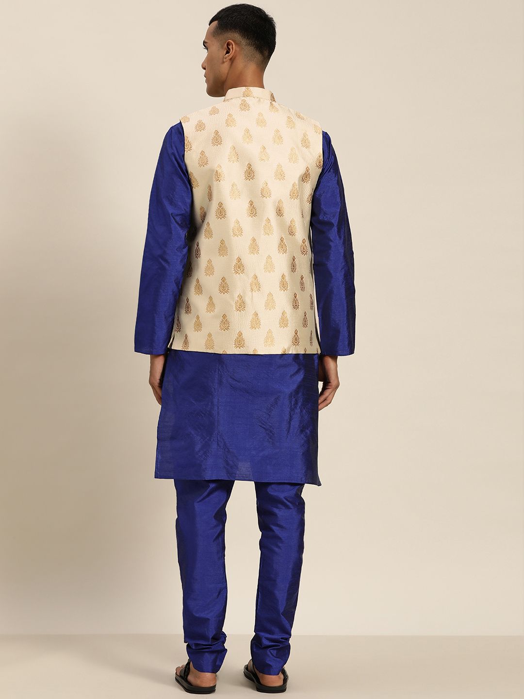 SOJANYA Men Blue Kurta with Churidar