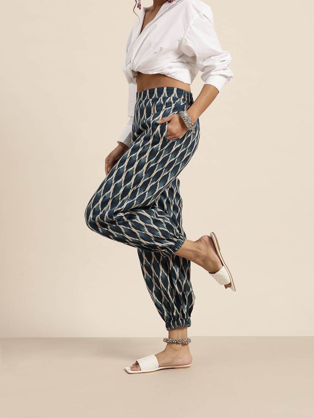Shae by SASSAFRAS Women Blue & Cream-Coloured Regular Fit Ikat Printed Joggers
