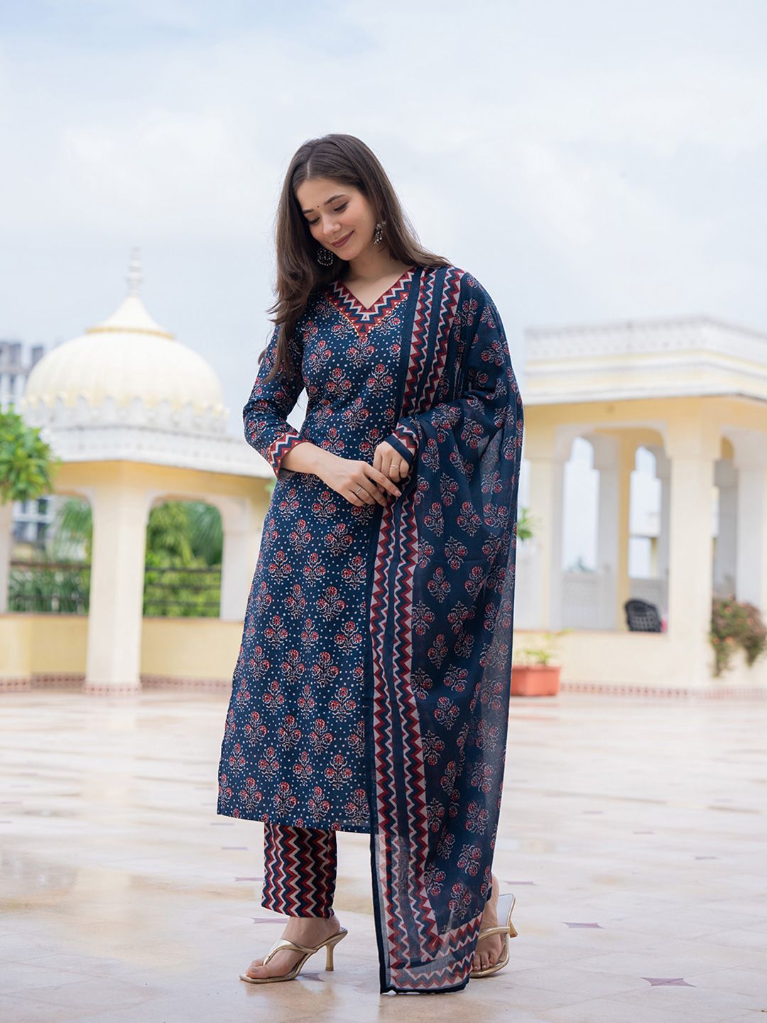 Kalini Floral dicetak lurus kurta dengan seluar & dupatta