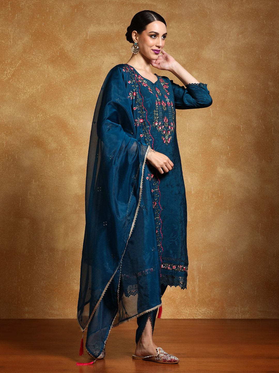 Varanga Women Floral Embroidered Regular Kurta with Trousers & With Dupatta