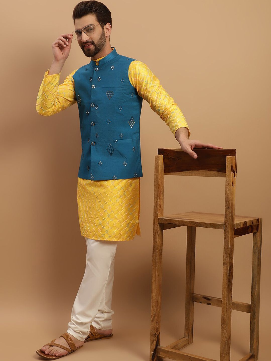 SOJANYA Kurta Sulam Motif Etnik Bersama Jaket Churidar & Nehru