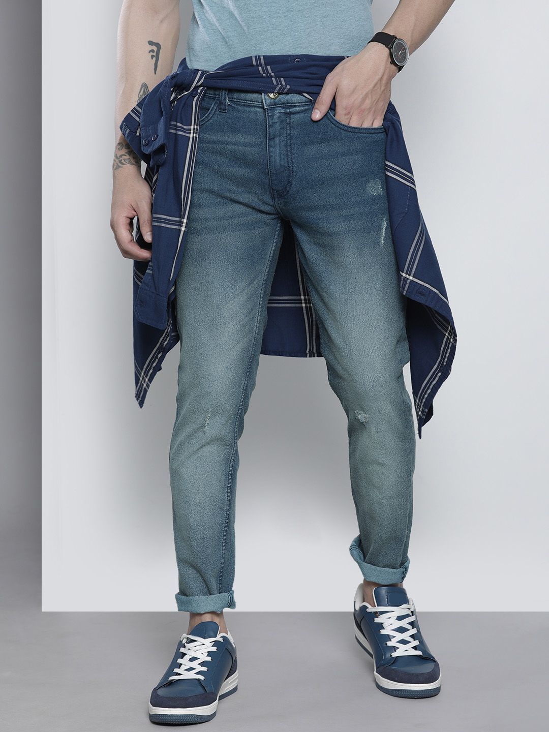 The Indian Garage Co Men Blue Slim Fit Low Distress Light Fade Ombre Stretchable Jeans