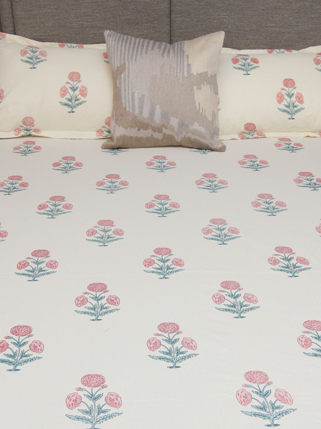 URBAN SPACE White Printed 200 TC Cotton Double King Bedsheet With 2 Pillow Covers