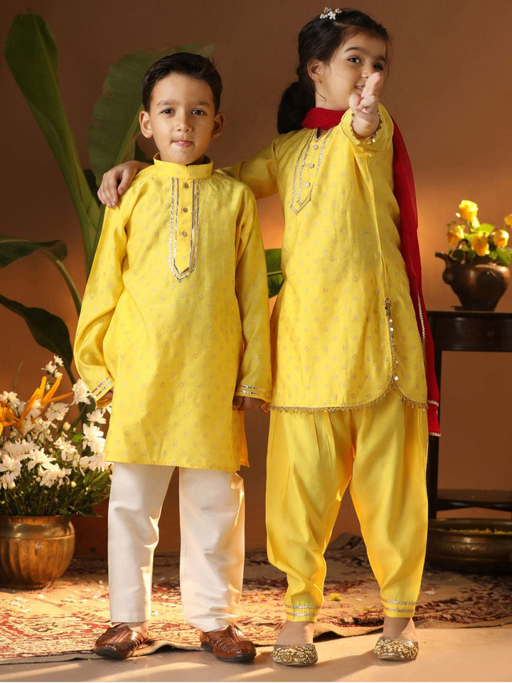 VASTRAMAY Girls Ethnic Motifs Printed Regular Gotta Patti Kurta With Patiala & Dupatta