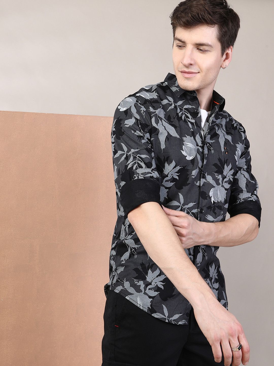 The Indian Garage Co Men Charcoal Grey & Black Slim Fit Printed Casual Shirt