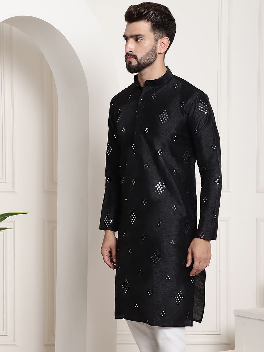 SOJANYA Dihiasi Kurta