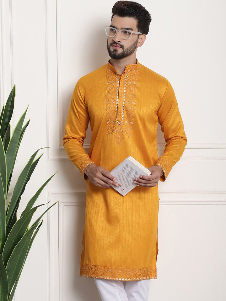 SOJANYA Motif Etnik Yoke Design Thread Work Kurta