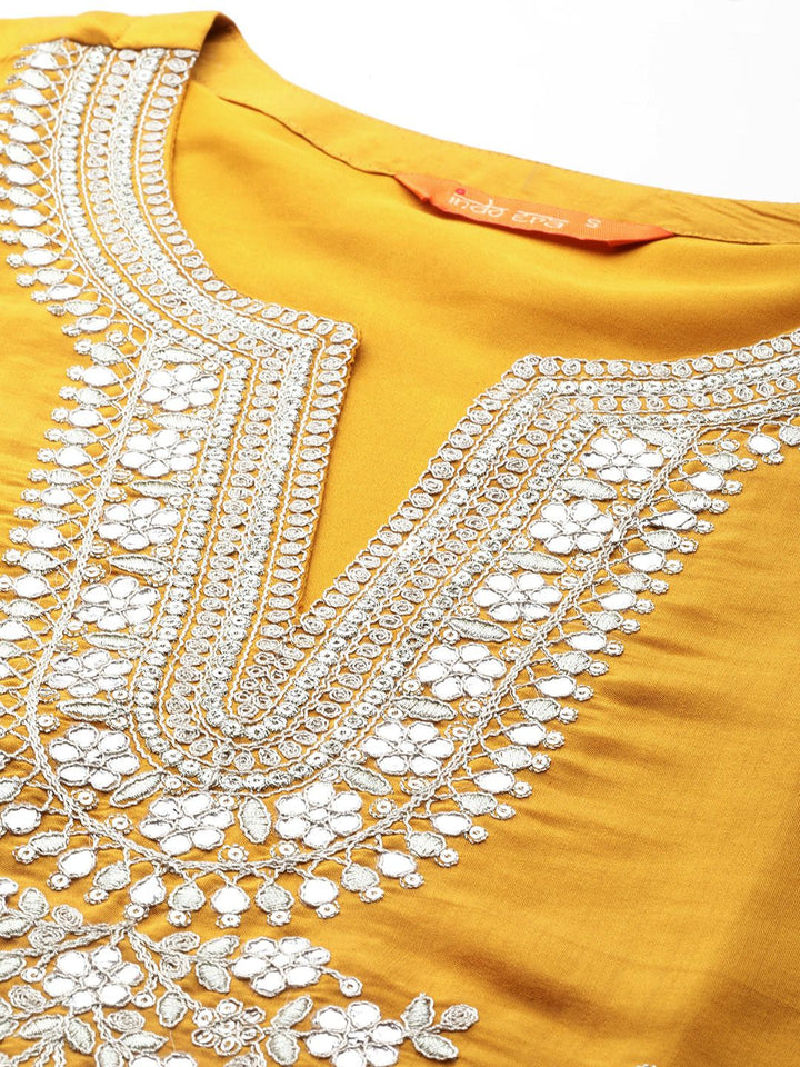 Indo era bunga bersulam berkurung kurta dengan seluar & dupatta