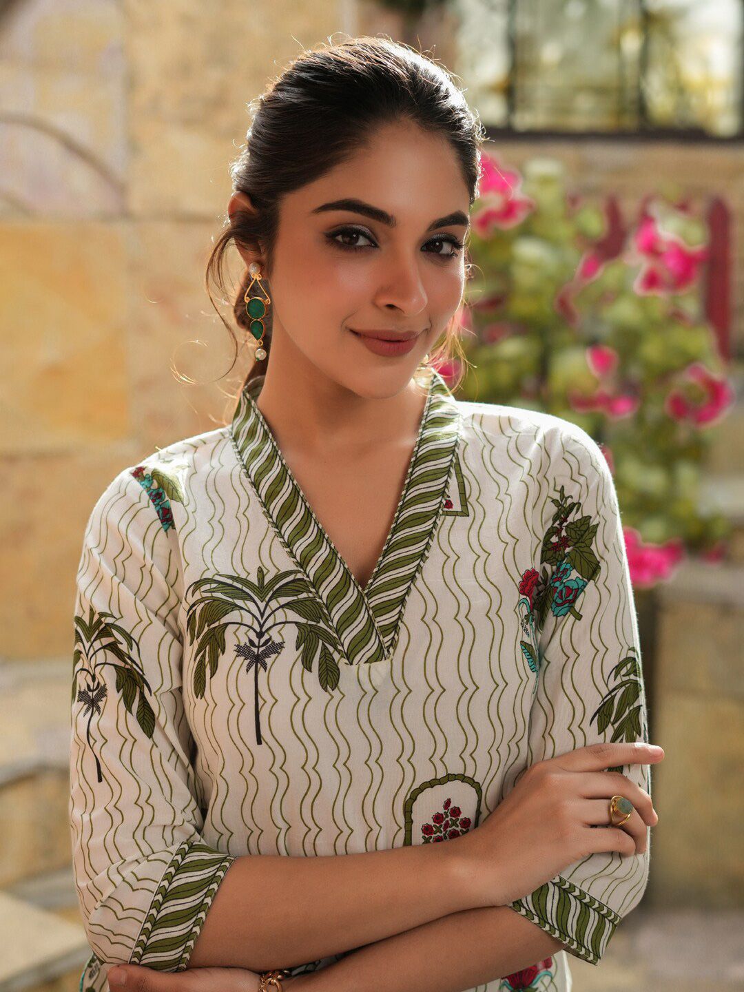 Rain & Rainbow Women's Ethnic Motifs Printed V-Neck Pure Cotton Kurti