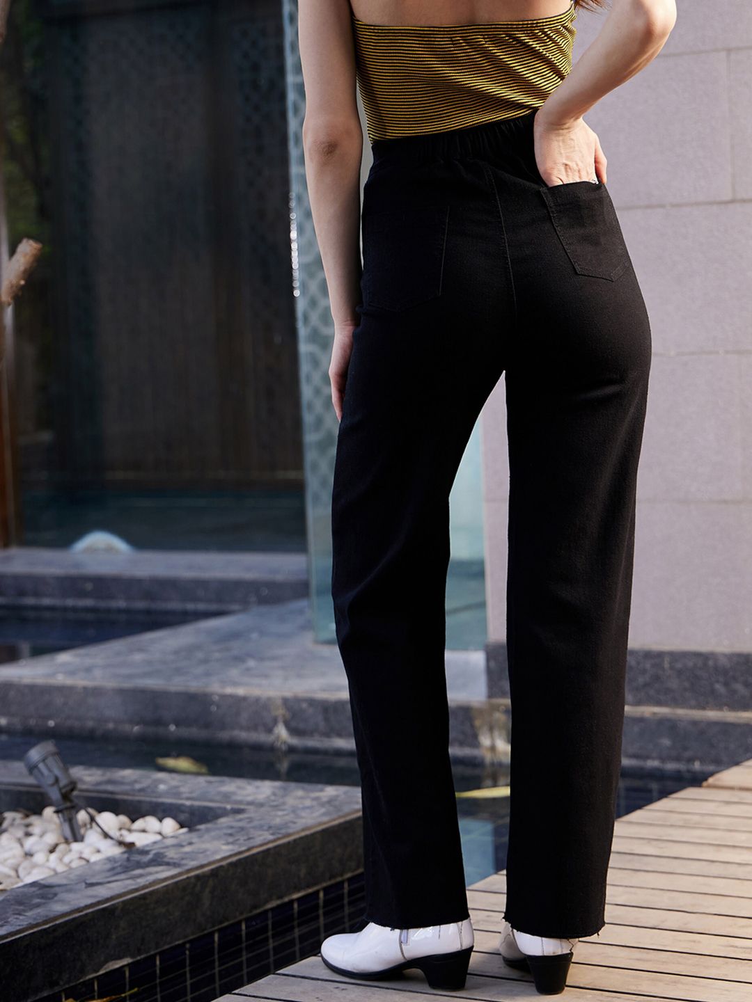 SASSAFRAS Women Mid-Rise Relaxed Fit Slash Knee Stretchable Jeans