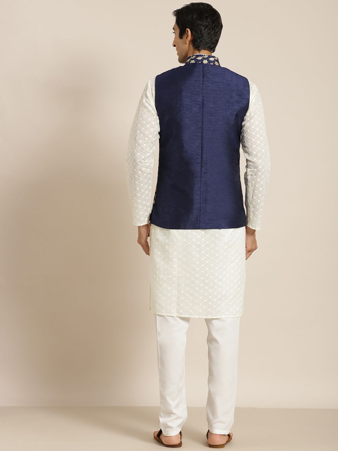 SOJANYA Lelaki Kurta Kapas Tulen Chikankari Berwarna Krim dengan Jaket Churidar & Nehru
