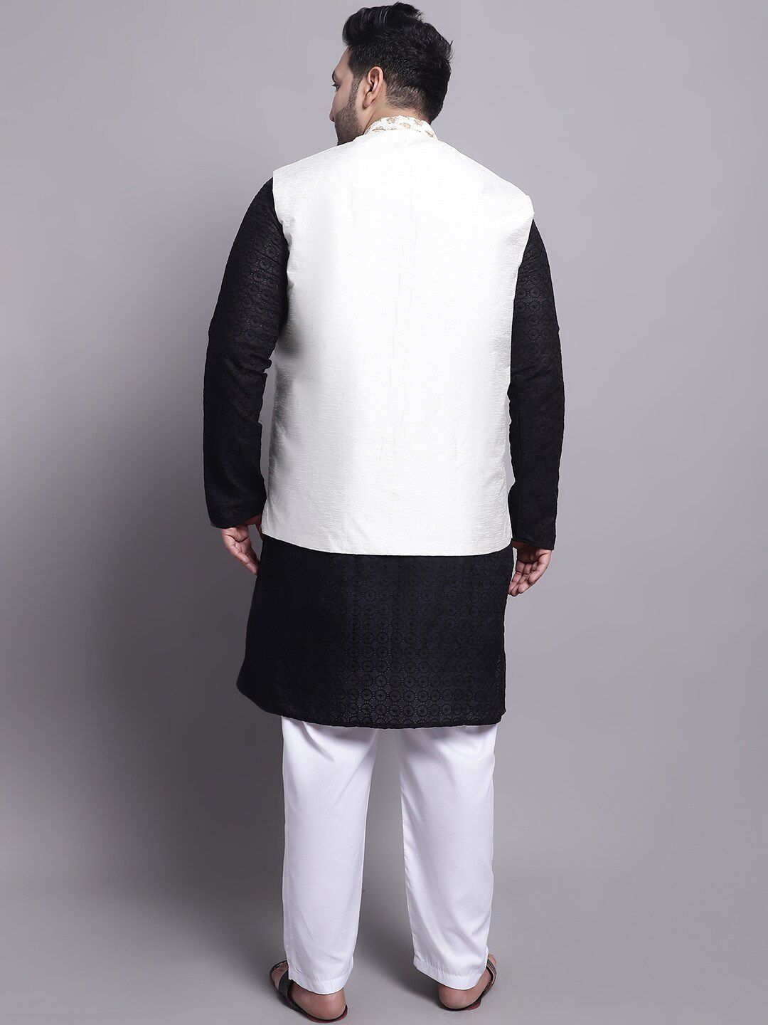 SOJANYA PLUS Embroidered Regular Pure Cotton Kurta with Pyjamas