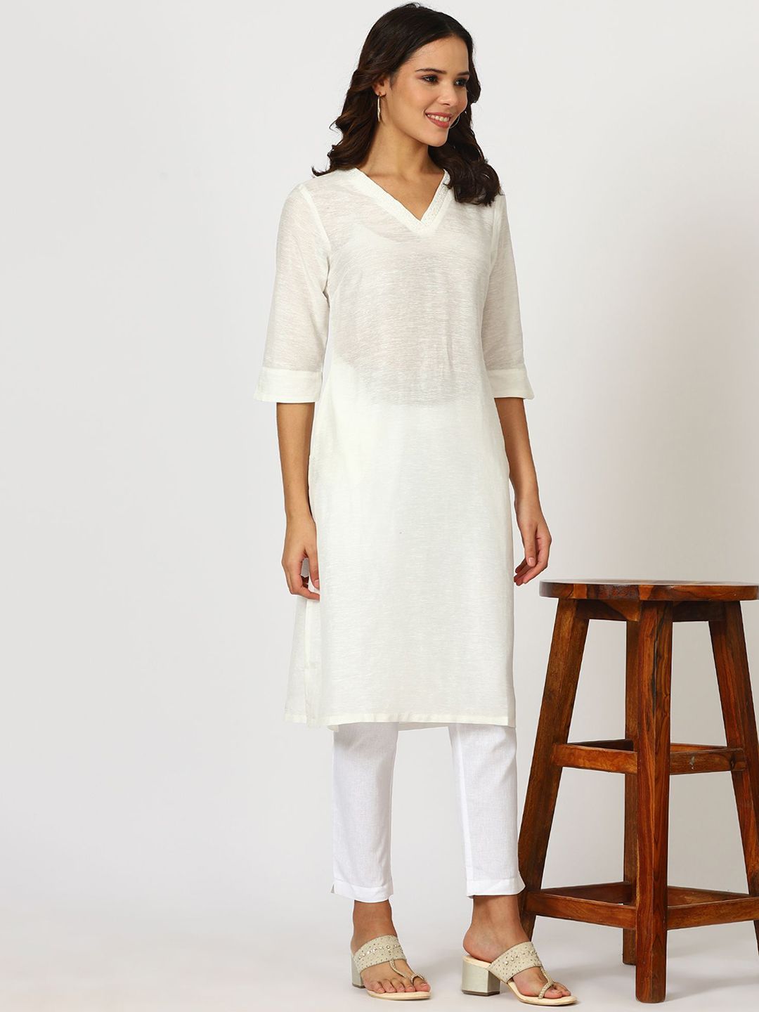 W Embroidered Beaded V-Neck Linen Straight Kurta