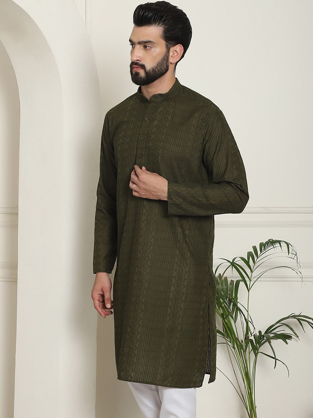 SOJANYA Geometric Embroidered Thread Work Mandarin Collar Pure Cotton Straight Kurta