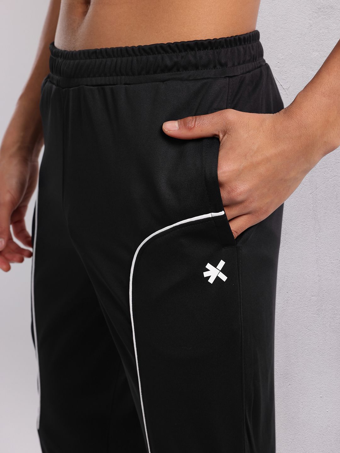 HRX by Hrithik Roshan Men Mid-Rise Rapid-Dry Training Joggers with Contrast Piping