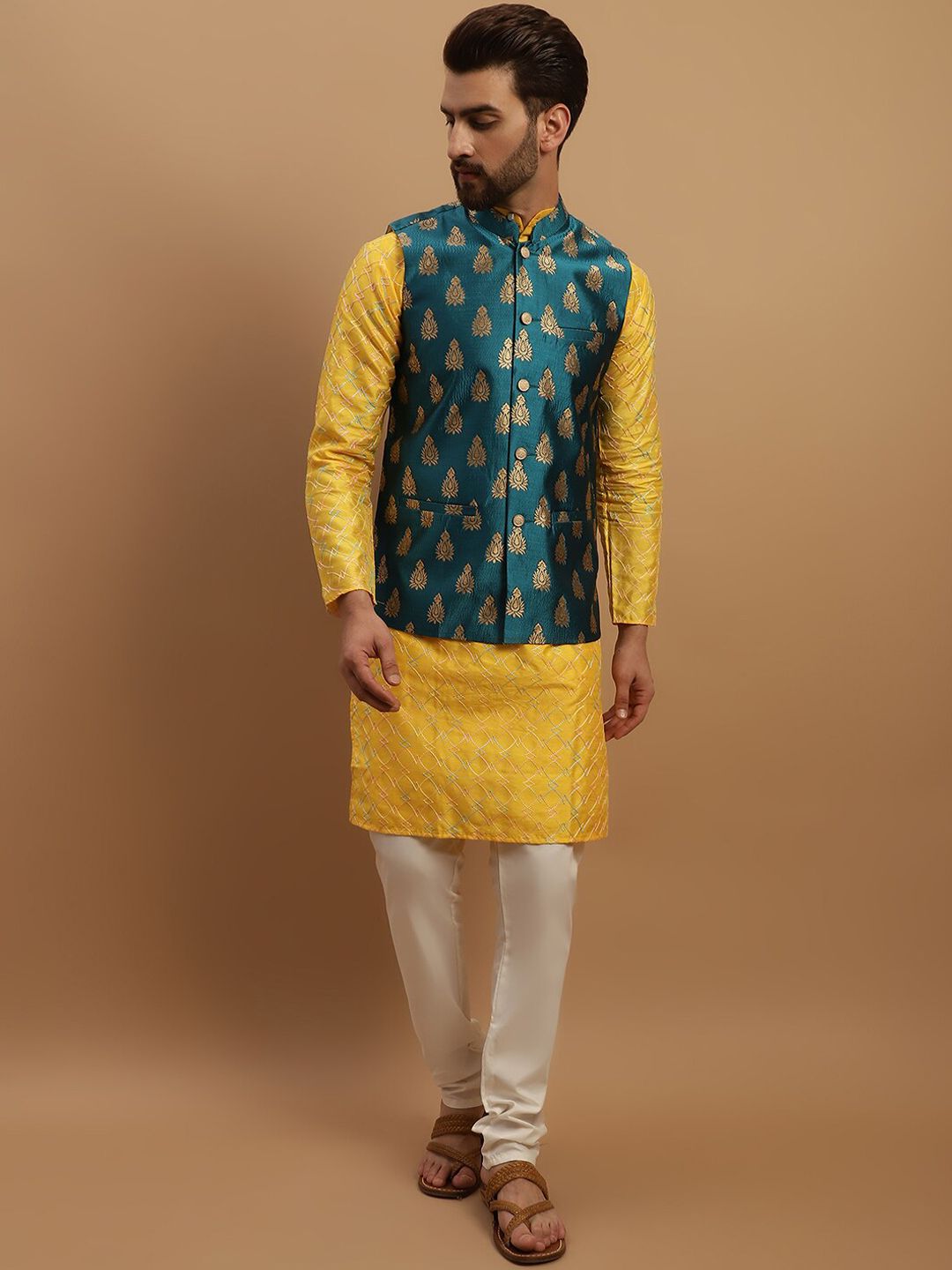 SOJANYA Kurta Biasa Bersulam Geometrik dengan Jaket Nehru Rekaan Churidar & Tenunan
