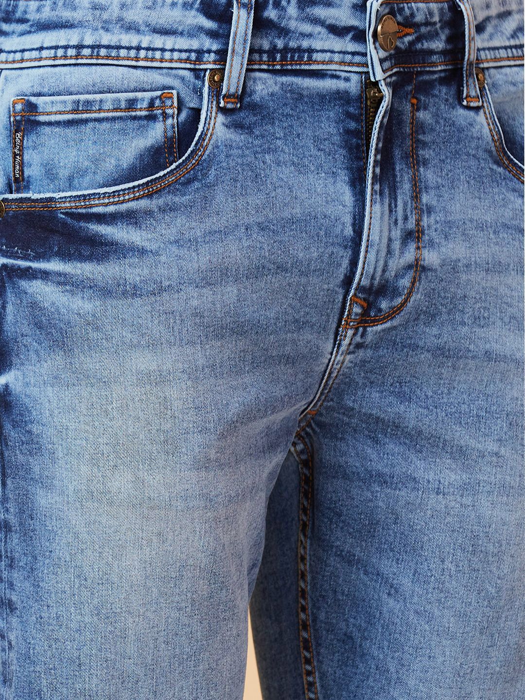 Menjadi lelaki manusia langsing sesuai dengan seluar jeans berat