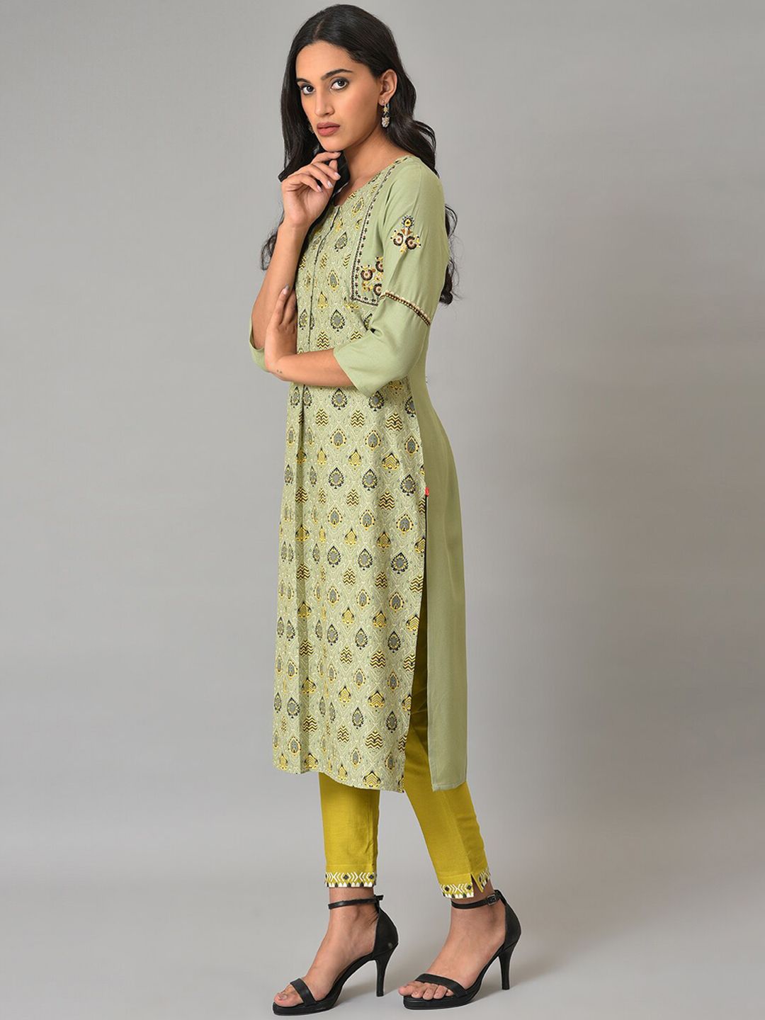 W Ethnic Motifs Printed Thread Work Kurta