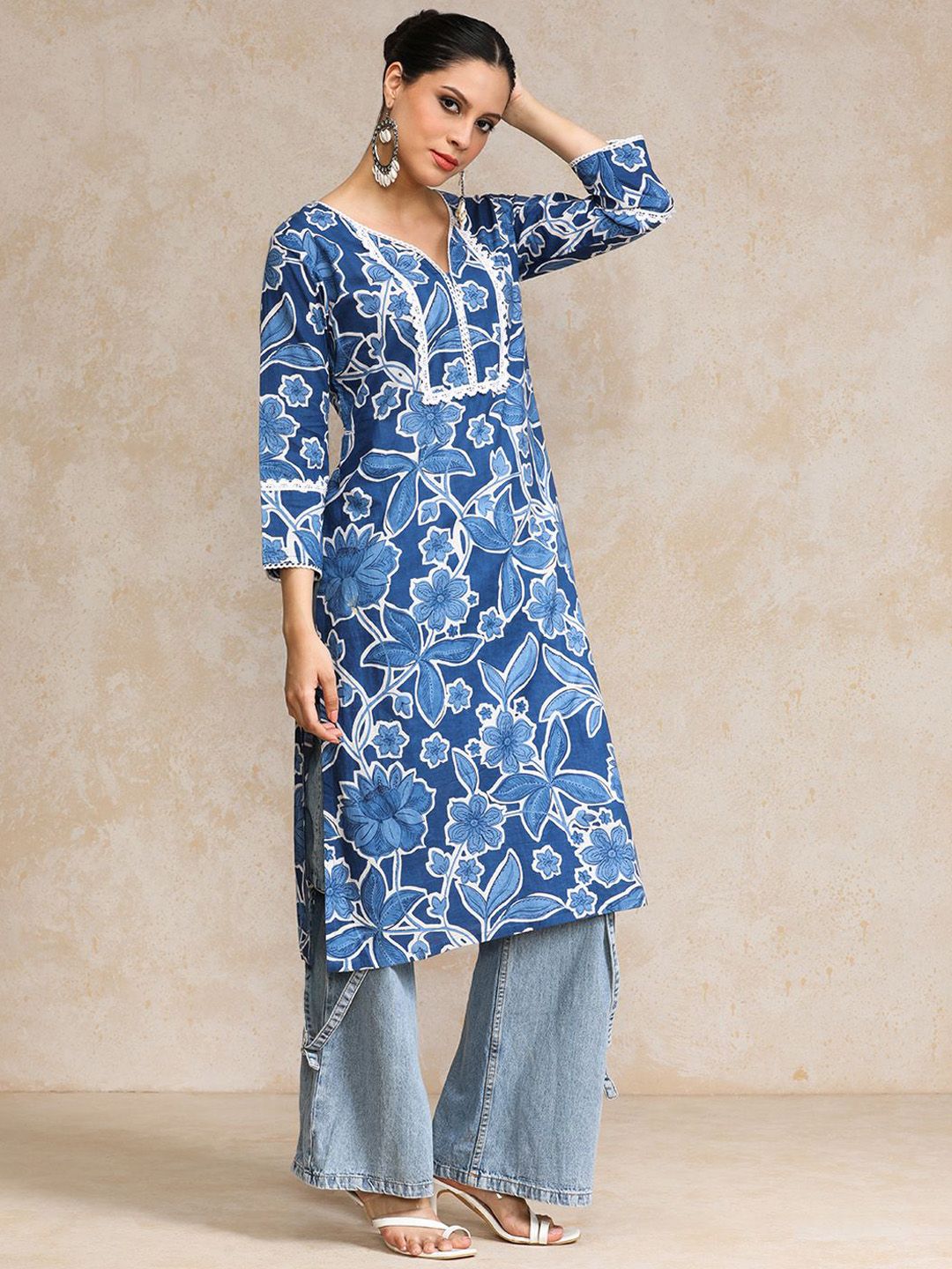 Varanga Floral Printed Sweetheart Neck Straight Cotton Kurta