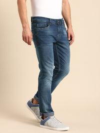 Menjadi lelaki manusia langsing sesuai dengan seluar jeans yang boleh diperbaharui