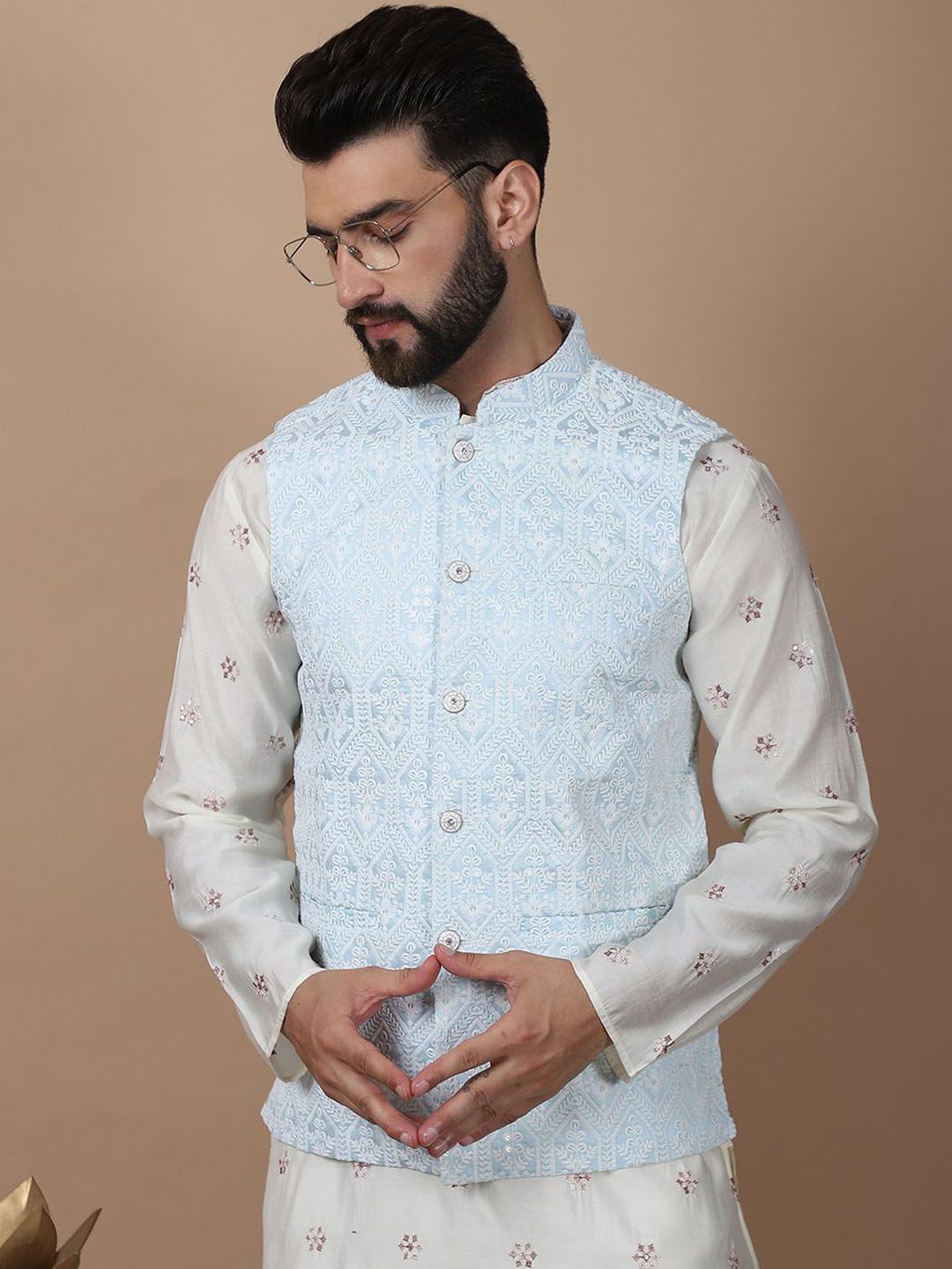 Kurta Sutera Kapas Bersulam Bunga Warna Krim Anouk dengan Jaket Churidar & Nehru
