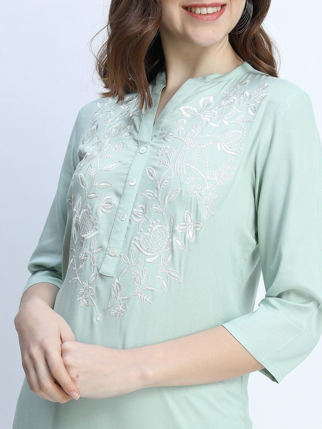 Vishudh Women Green Floral Embroidered Kurta