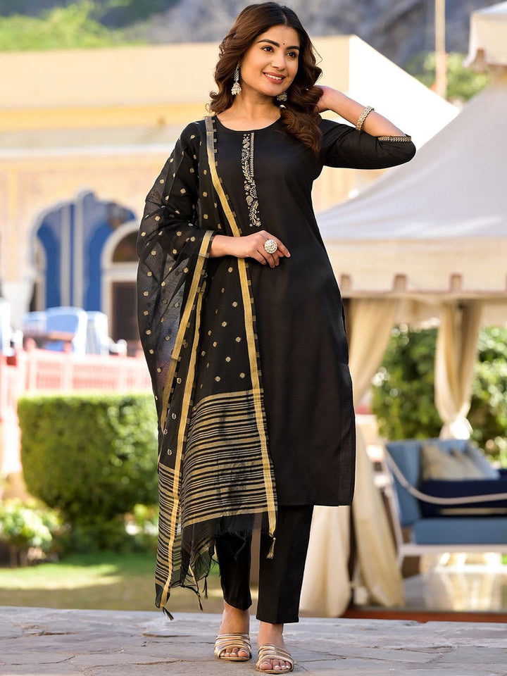 Vishudh Black & Gold Toned Round Neck Straight Kurta & Trousers With Dupatta