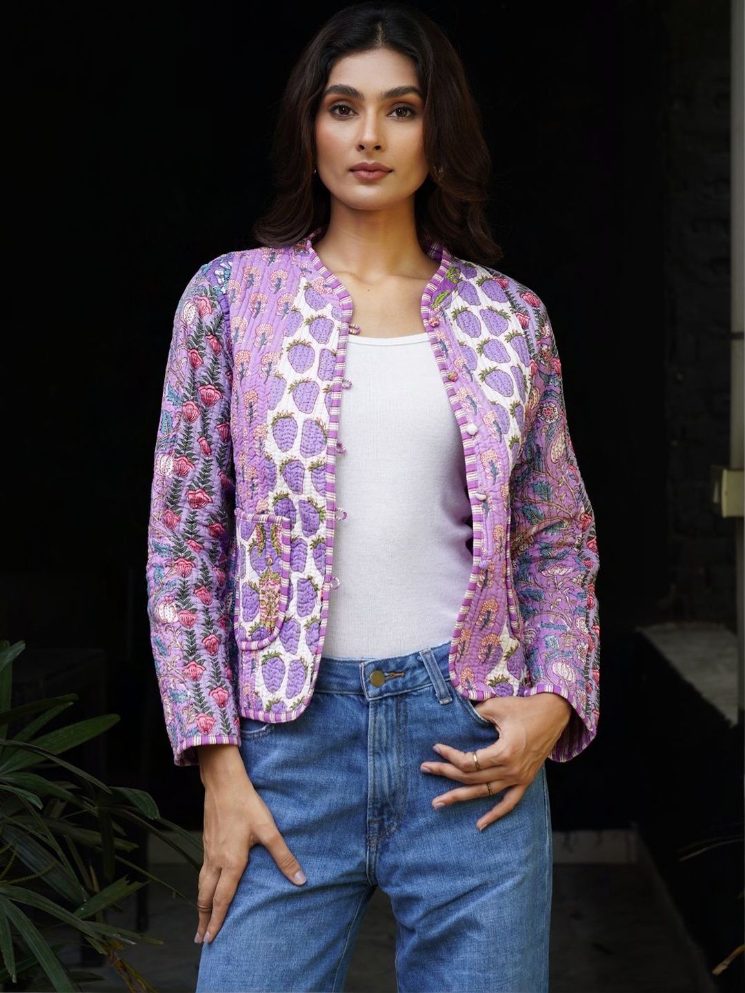 Jaket Berkuilt Bunga Wanita House of Chikankari dengan Sulaman