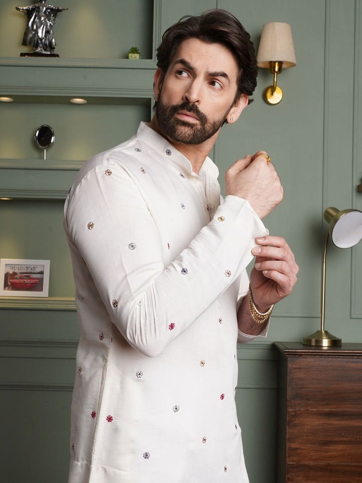 SOJANYA Men Embroidered Thread Work Kurta