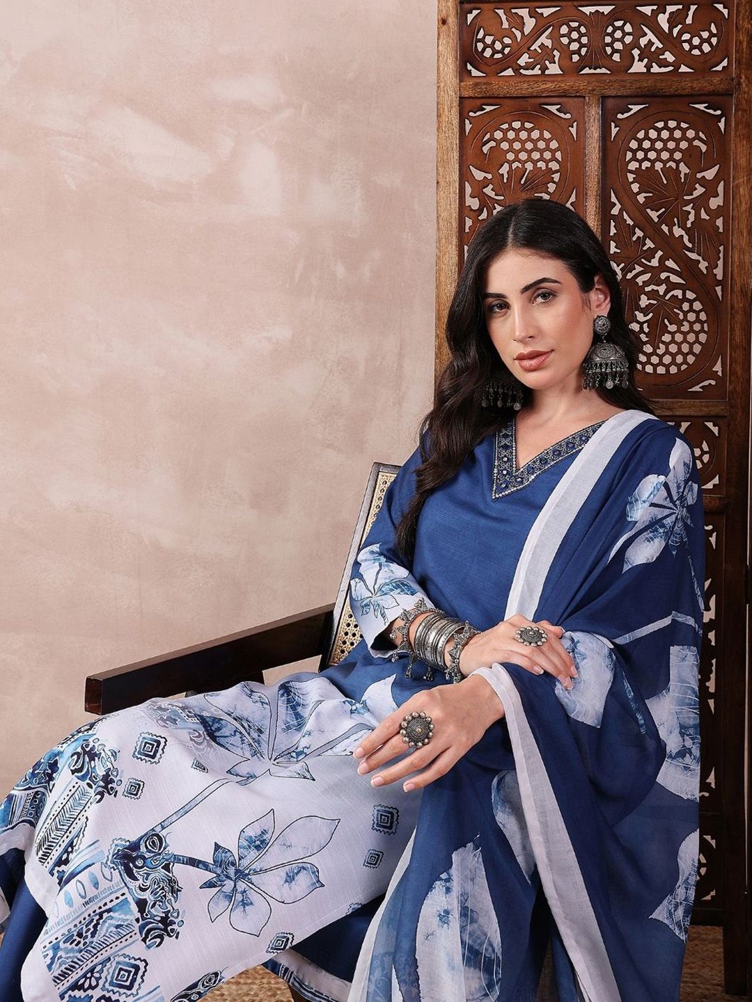 Kalini Floral Printed V-Neck Sequinned Straight Kurta dengan Seluar dan Dupatta
