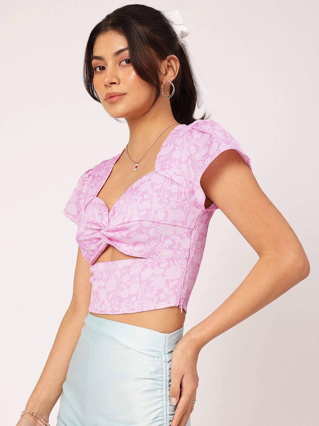 DressBerry Cute Femme Twisted Cut Out Detail Crop Top