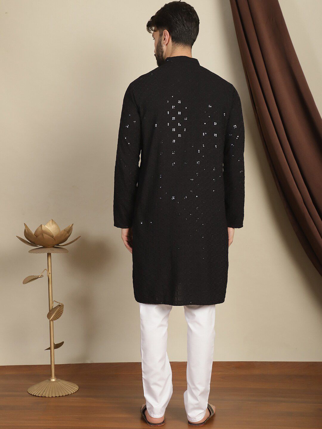 Anouk Kolar Mandarin Sulam Geometrik Kurta Lurus Kapas Labuci dengan Churidar