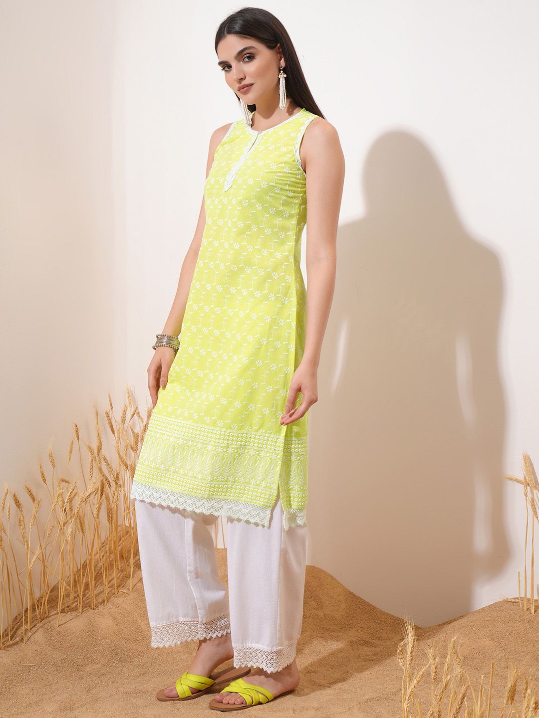 Vishudh Green Ethnic Motifs Embroidered Keyhole Neck Thread Work Straight Kurta