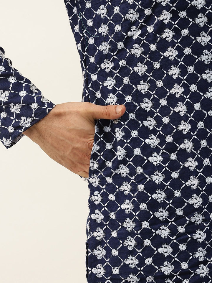 SOJANYA Lelaki Navy Blue Chikankari Sulam Kurta dengan Jaket Churidar & Nehru