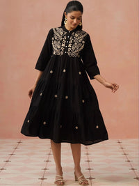 Pakaian Midi Bersulam A-Line House of Chikankari