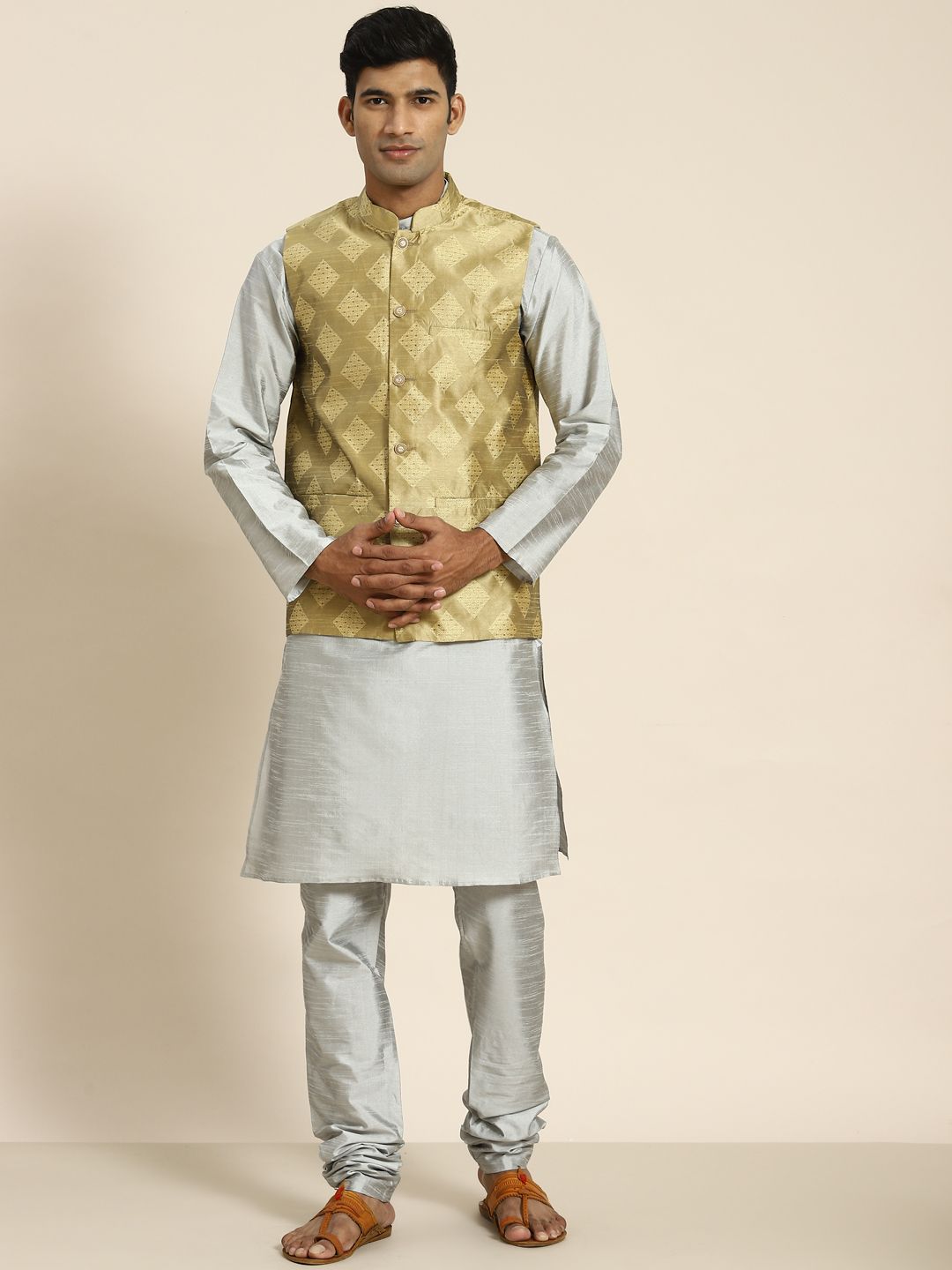 SOJANYA Men Grey Kurta with Churidar