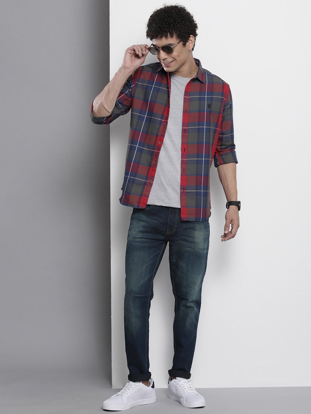 The Indian Garage Co Men Carrot Fit Light Fade Stretchable Jeans