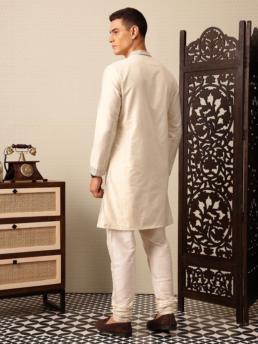 House of Pataudi Floral Yoke Design Mandarin Collar Sequinned Jashn Kurta