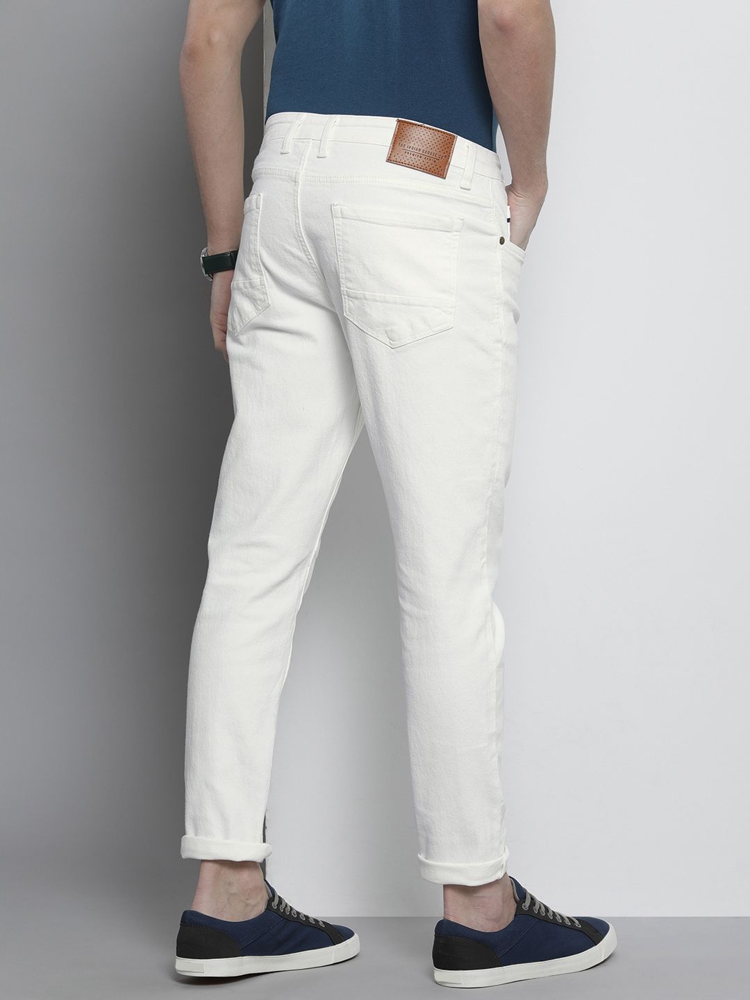 The Indian Garage Co Men Carrot Fit Light Fade Stretchable Jeans
