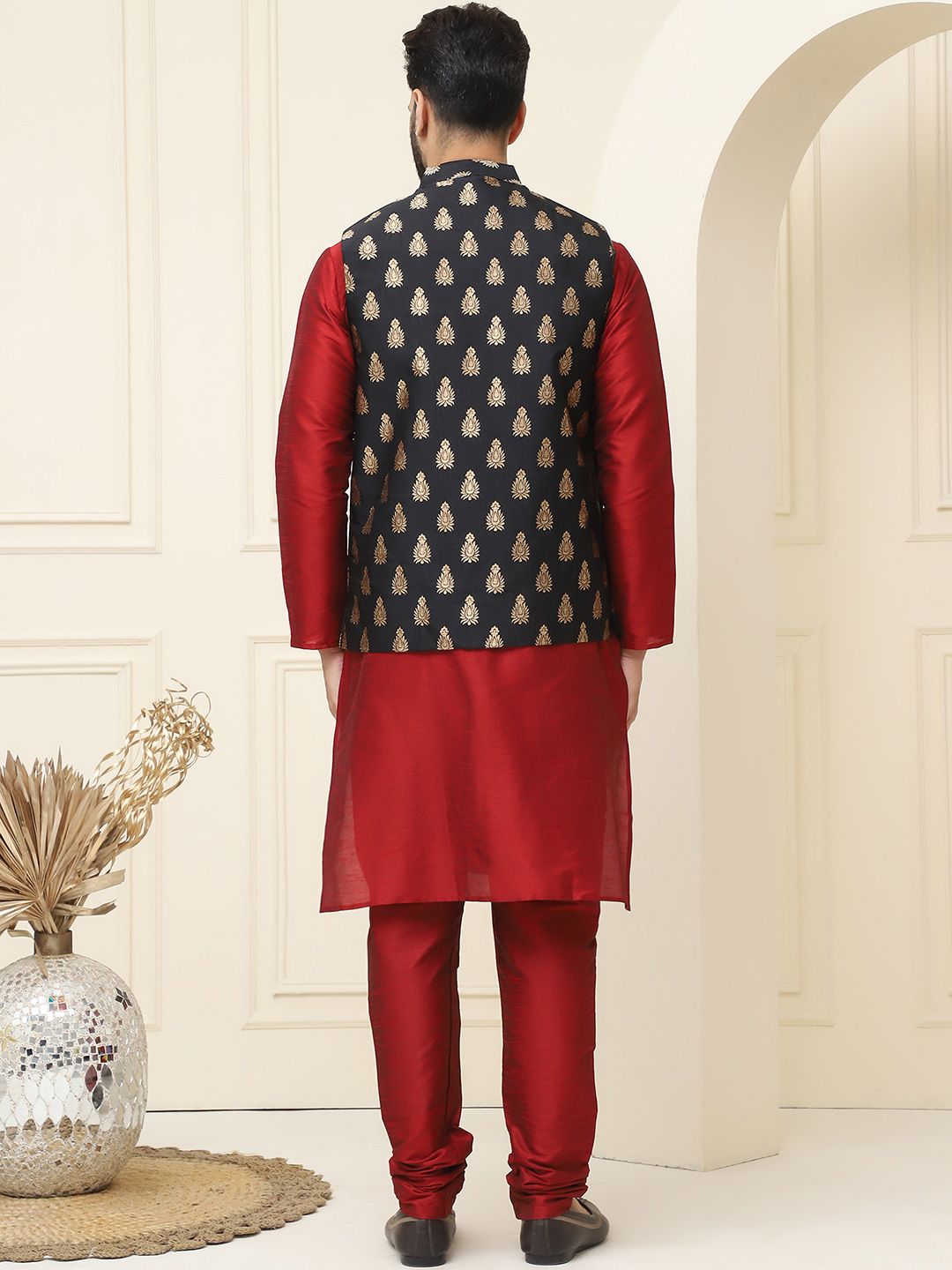 SOJANYA Kurta Rekaan Tenunan Lelaki dengan Churidar dengan Jaket Nehru