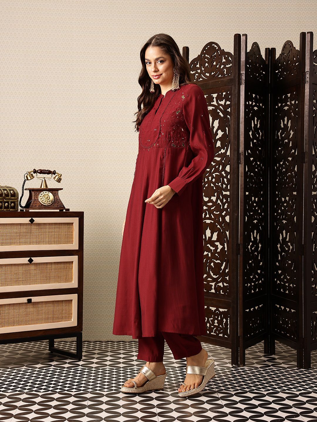 House of Pataudi Paisley Embroidered Sequinned Jashn Kurta with Trousers & With Dupatta