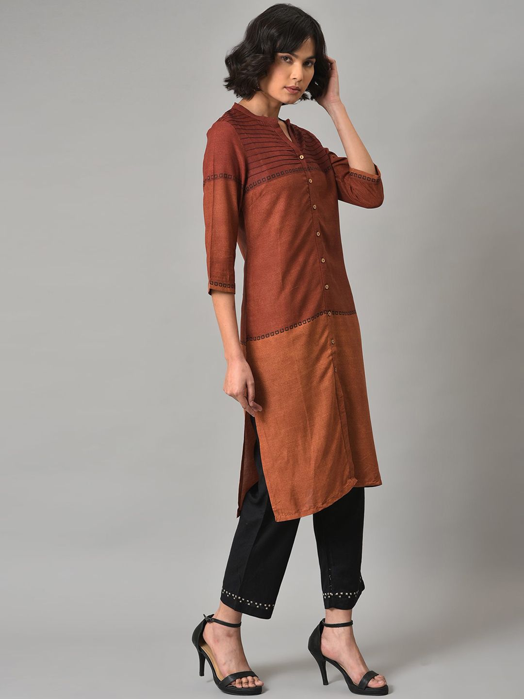 W Women Colourblocked Kurta with Trousers