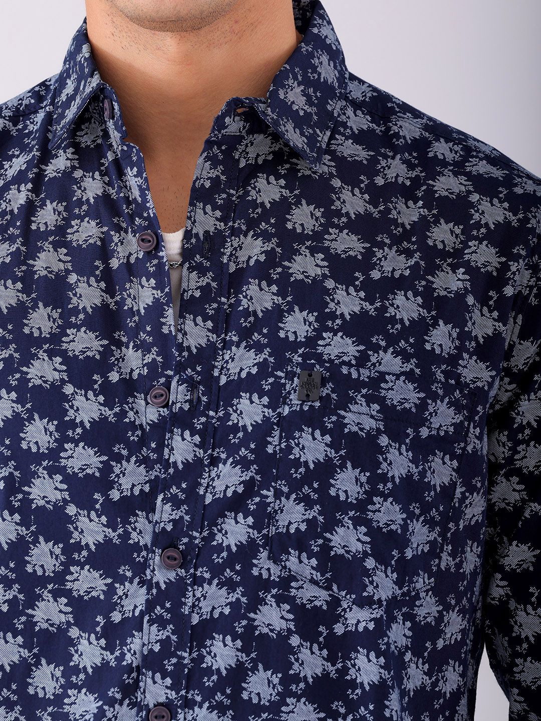 Garage CO Indian Lelaki Tentera Laut Biru & Putih Bercetak Pure Cotton Casual Shirt